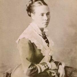 A portrait of an unidentified woman.