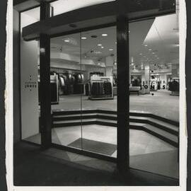 Stores and displays