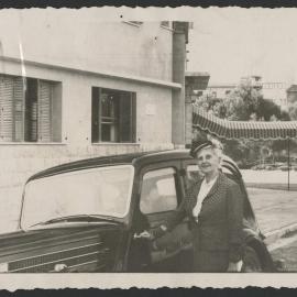 Jeff Hanson facing Louise Hanson-Dyer and a black car