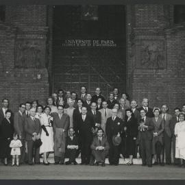 Louise Hanson-Dyer in group outside the Université de Paris Institut d'art et d'archéologie