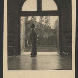 Wanda Landowska à l'entrée de sa Salle de Musique à Saint-Leu-la-Forêt