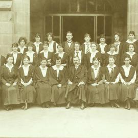 Fernand Isidore Maurice-Carton and second-year French students, University of Melbourne, October 1918.