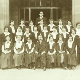 Fernand Isidore Maurice-Carton and third-year French students, University of Melbourne, October 1918.