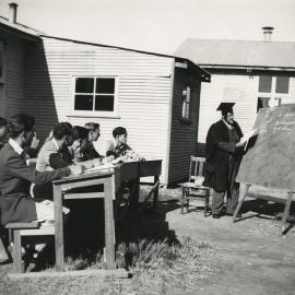 Frederick Syer presenting an outdoor lecture at Mildura branch, University of Melbourne, 1948.
