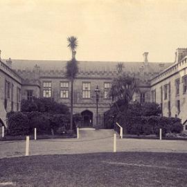 View of the quadrangle from the south, University of Melbourne, 1901.