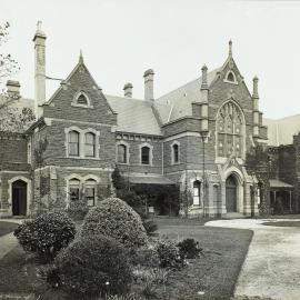 View of Wyselaskie Hall at Ormond College, University of Melbourne, circa 1901.