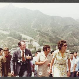 [Malcolm and Tamie Fraser and others at the Great Wall of China]