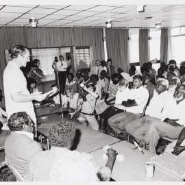 [Malcolm Fraser speaking to a group of Aboriginal Australian men during a visit to Alice Springs]