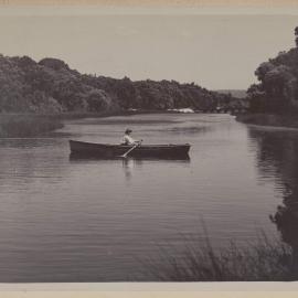 [Man in rowing boat]