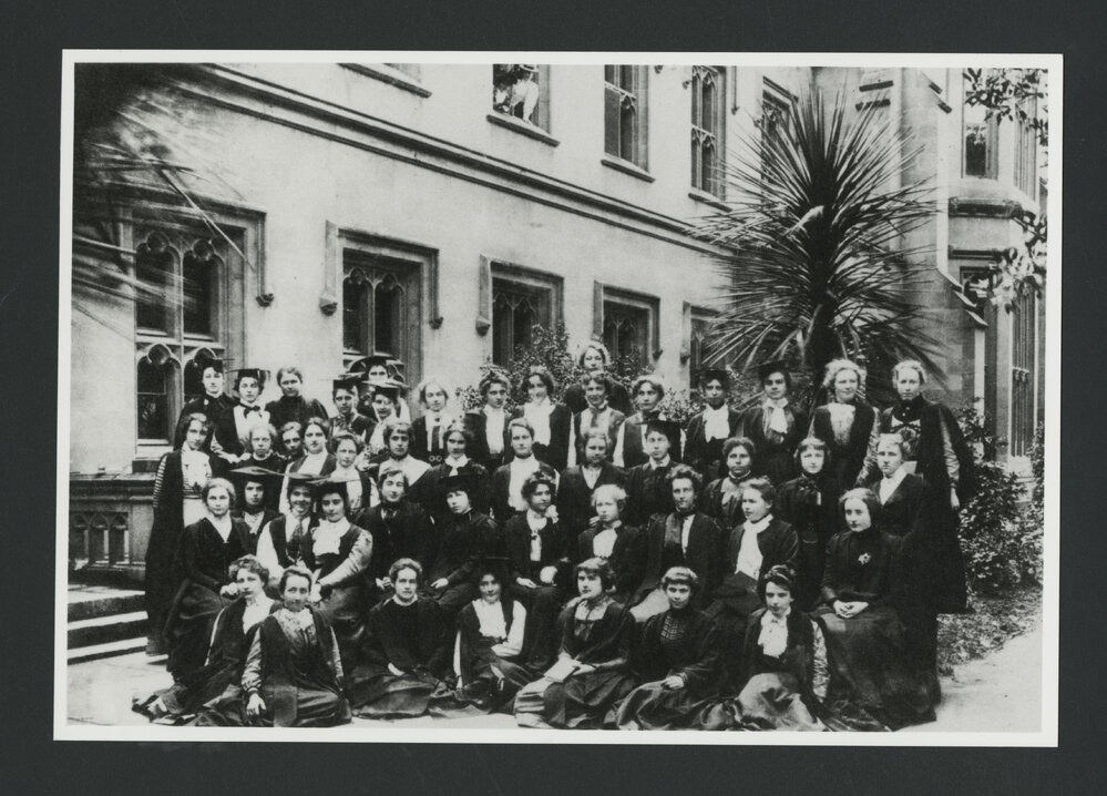 Ridley, Ronald T., Members of the Princess Ida Club grouped outside the Club Rooms. (1899-1925), [UMA-ITE-1993015700001]. University of Melbourne Archives, https://archives.library.unimelb.edu.au/nodes/view/271818
